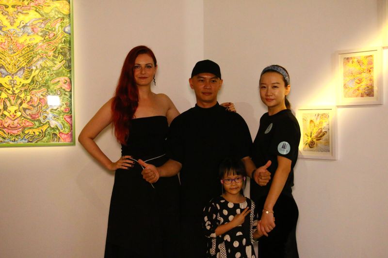 Александра Ацеска предава во средно училиште во Кина и неодамна имаше своја изложба: „Да се стане активен уметник тука не може преку ноќ, потребен е голем труд“