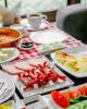 Хотелски појадок: знаете ли која храна од шведската маса треба да ја избегнувате?